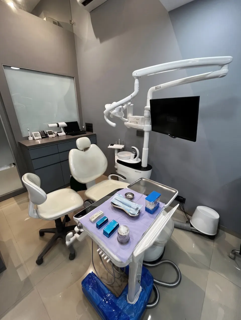 Dental treatment unit and equipment at Smiling Pearls Dental Clinic